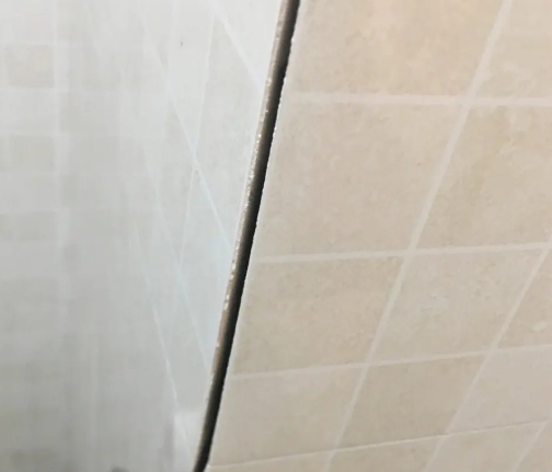 城区瓷砖空鼓维修公司分享阳台瓷砖脱落的修复过程可以分为以下几个步骤