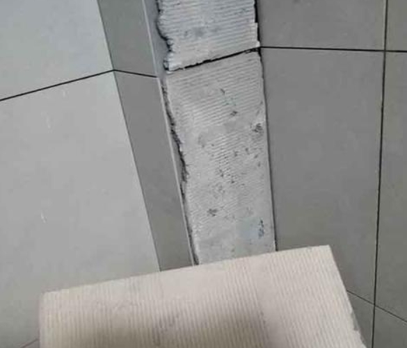 城区瓷砖空鼓维修公司分享下厨房瓷砖脱落的补救措施。